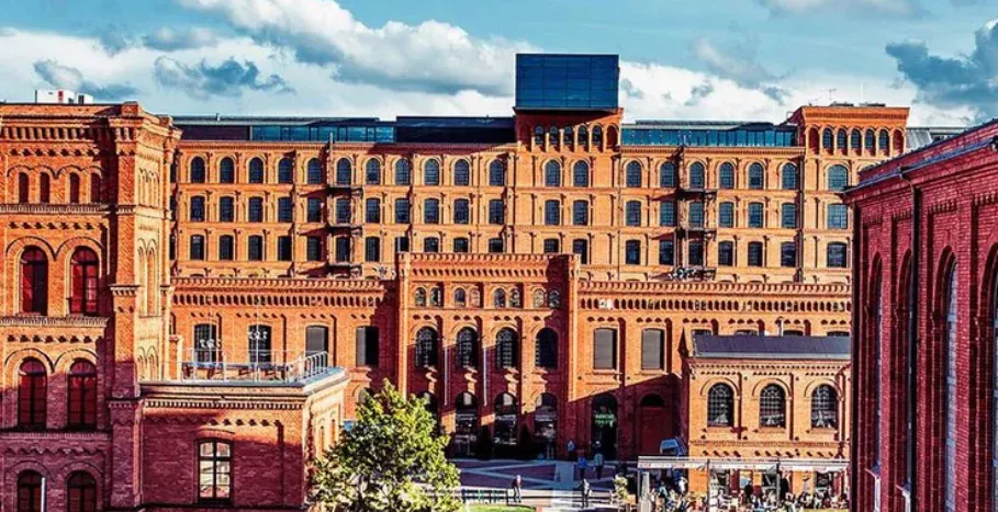 Explore el complejo revitalizado de Manufaktura en Łódź, Polonia.