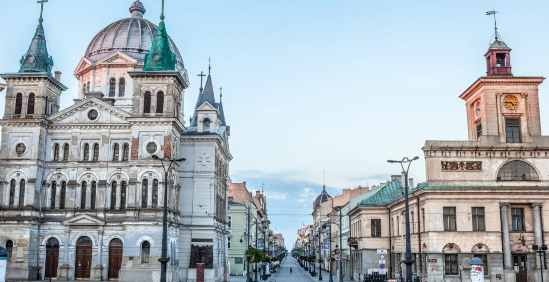 Ulica Piotrkowska w Łodzi, z Soborem Aleksandra Newskiego po lewej stronie i budynkiem z wieżą zegarową po prawej.