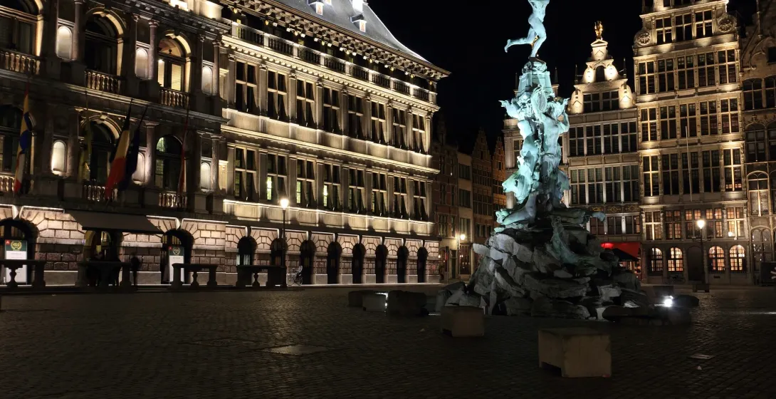 Vista nocturna de la Grote Markt de Amberes con la fuente Brabo.