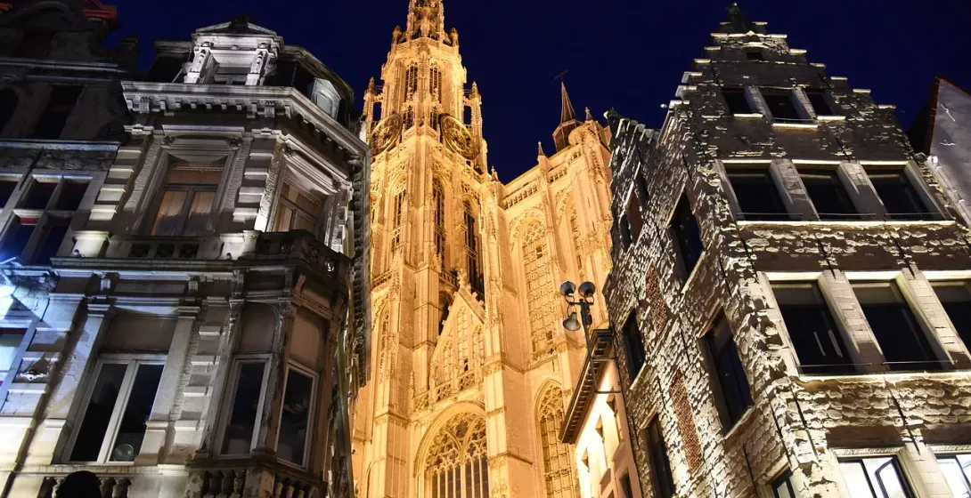 La Catedral de Nuestra Señora de Amberes iluminada por la noche durante un tour de Dark Stories.