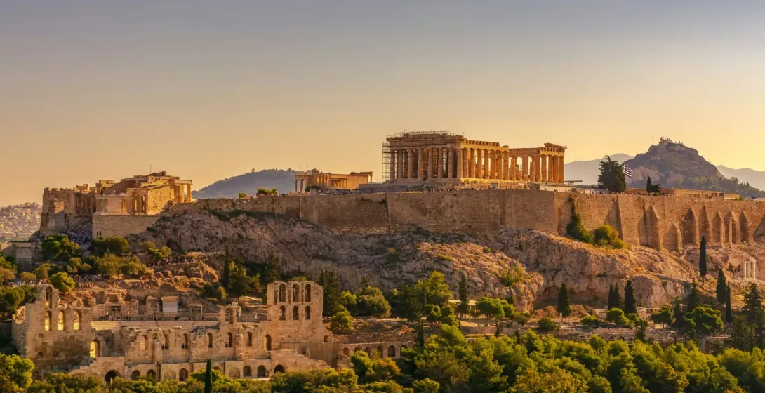 Vista del atardecer de la Acrópolis en Atenas, Grecia.