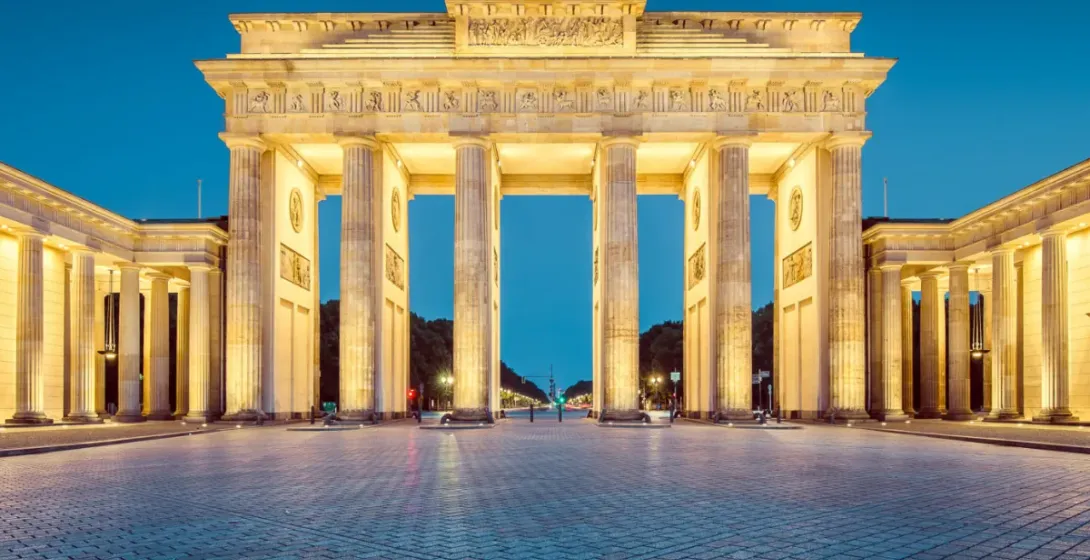 Das Brandenburger Tor in Berlin bei Nacht.