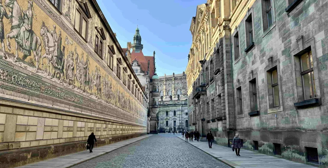 Turistas exploran el mural Fürstenzug y el Castillo de Dresde en Dresde, Alemania.