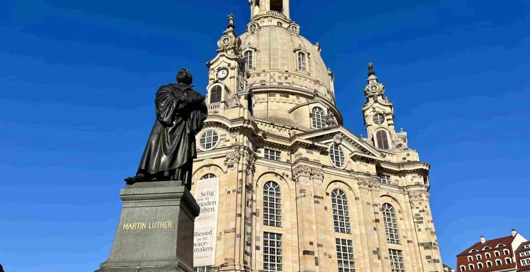 La Frauenkirche en Dresde, Alemania, con una estatua de Martín Lutero.