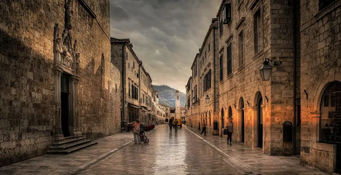 Turistas explorando las encantadoras calles empedradas del casco antiguo de Dubrovnik.