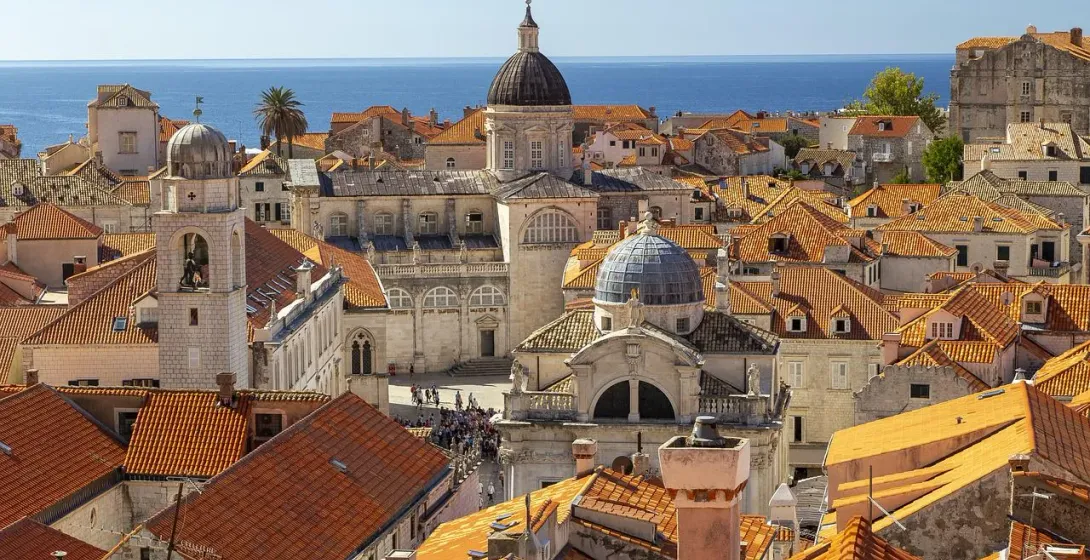 Vista aérea del casco antiguo de Dubrovnik con tejados de terracota y el mar Adriático.