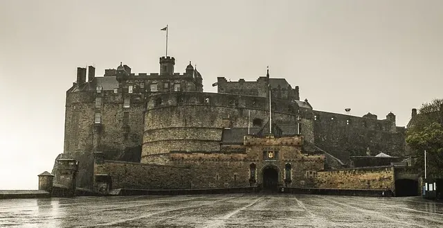 Castillo de Edimburgo en un día lluvioso.