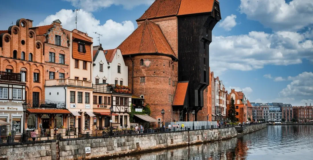 Explora el histórico paseo marítimo de Gdansk, con la icónica Grúa y los coloridos edificios.
