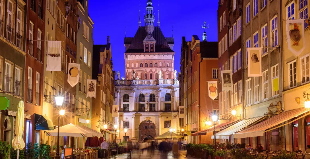 Vista nocturna de la Puerta Dorada y la calle Długi Targ en Gdansk.