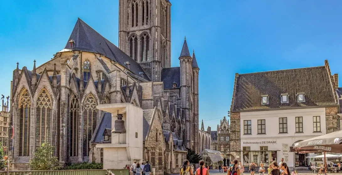 Turyści zwiedzają historyczne centrum Gent w Belgii podczas wycieczki Legends of Ghent Tour.