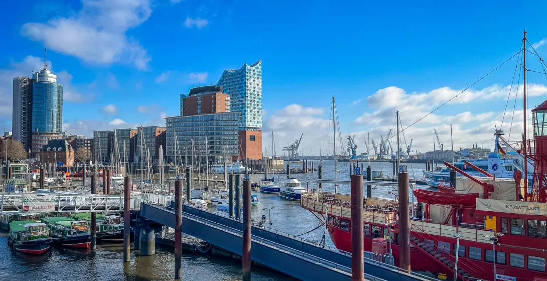 Vista soleada del puerto en Hamburgo, Alemania, con la Filarmónica del Elba.