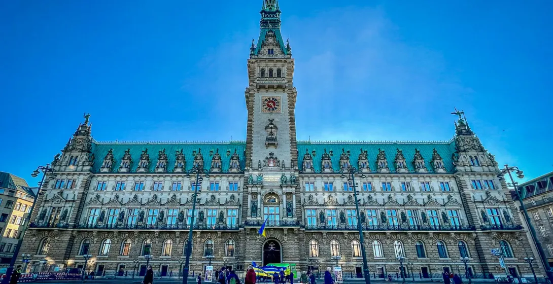 El Ayuntamiento de Hamburgo, un impresionante hito arquitectónico, en un día soleado.