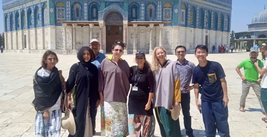 Turistas felices en una visita guiada frente a la Cúpula de la Roca en Jerusalén.