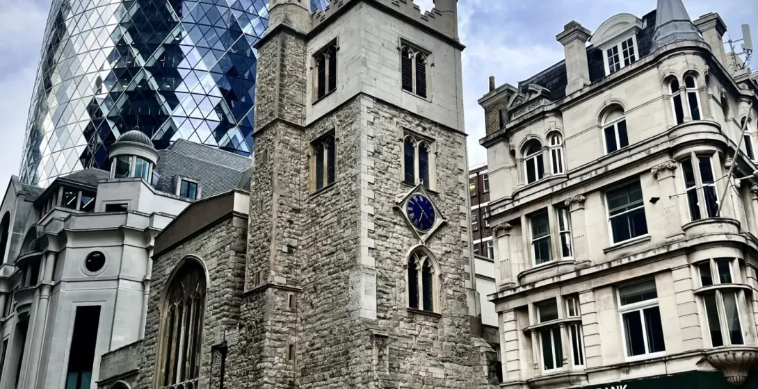 Nowoczesna i historyczna architektura Londynu: The Gherkin, kościół i bank Lloyds.