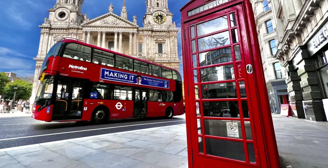 Ikoniczna scena z Londynu: czerwony autobus, budka telefoniczna i Katedra św. Pawła.