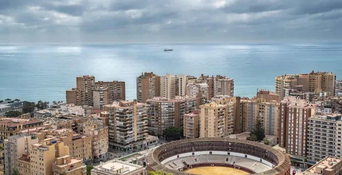 Vista aérea de la plaza de toros de Málaga y el paisaje urbano con vistas al mar Mediterráneo.