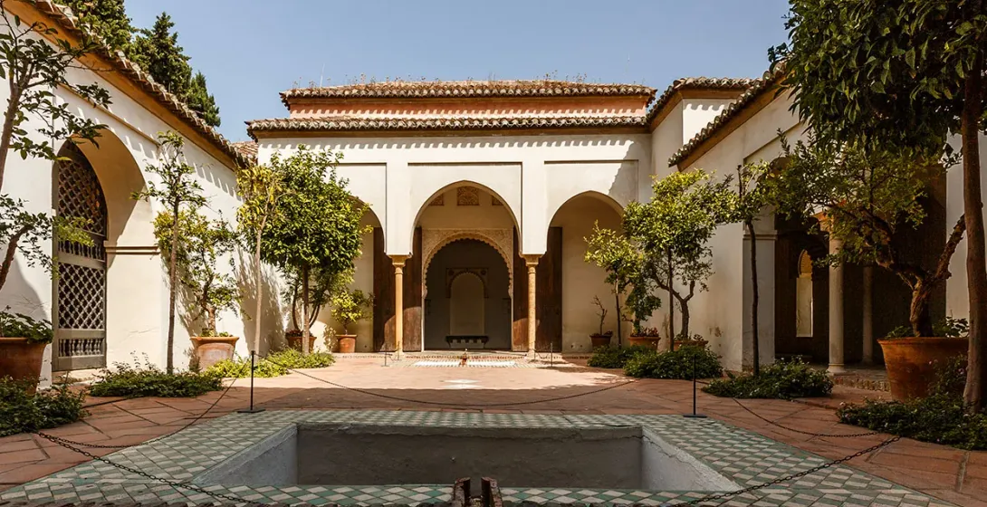 Tranquilo patio de la Alcazaba en Málaga, España.