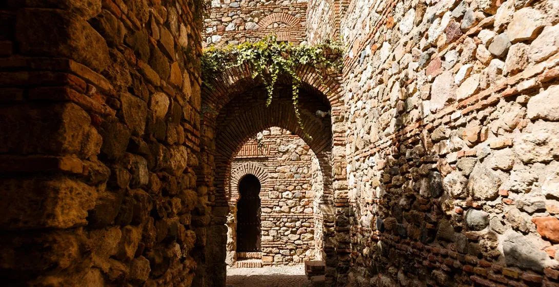 Pasaje antiguo en la Alcazaba de Málaga.