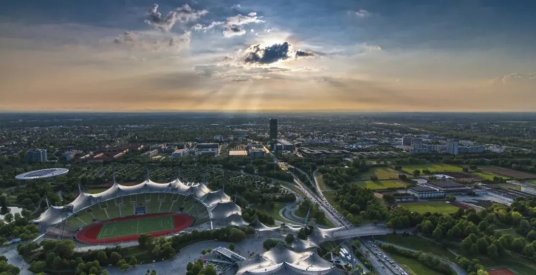 Widok z lotu ptaka na Stadion Olimpijskie w Monachium o zachodzie słońca.