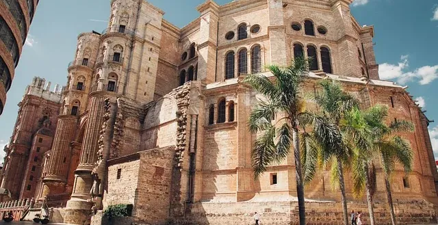 Turistas explorando la magnífica Catedral de Murcia en España.