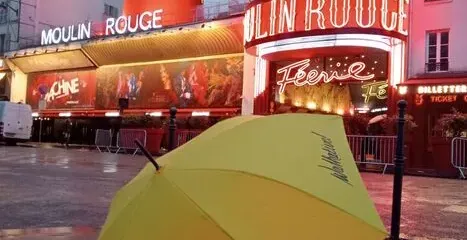Paraguas del guía turístico Walkative! frente al Moulin Rouge en París.