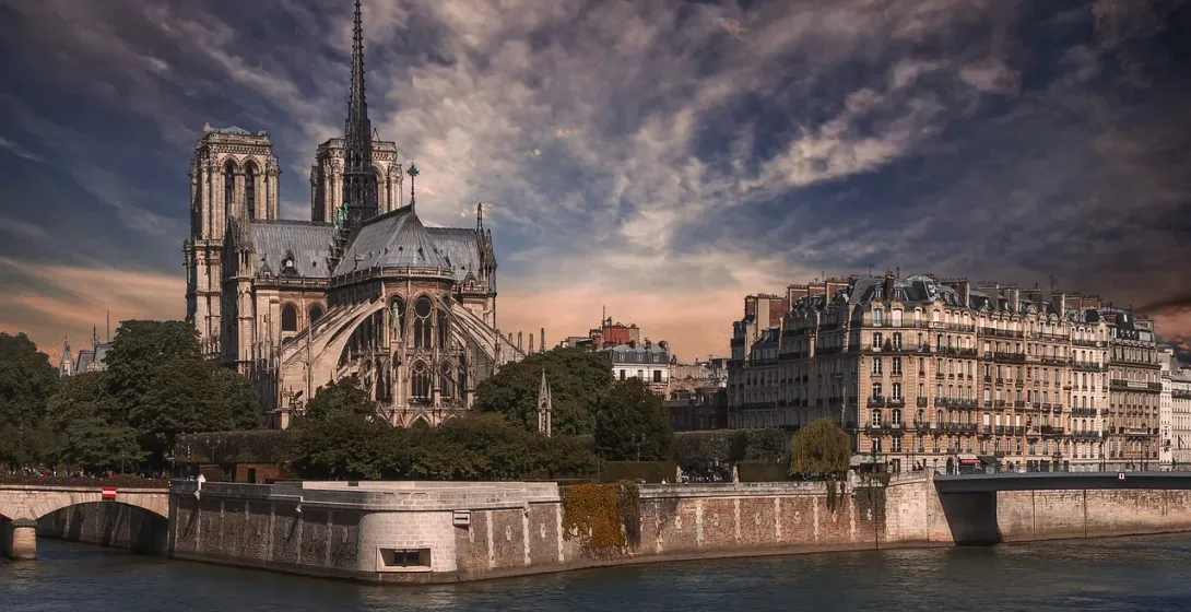 La Catedral de Notre Dame en París, Francia, vista desde el otro lado del río Sena.