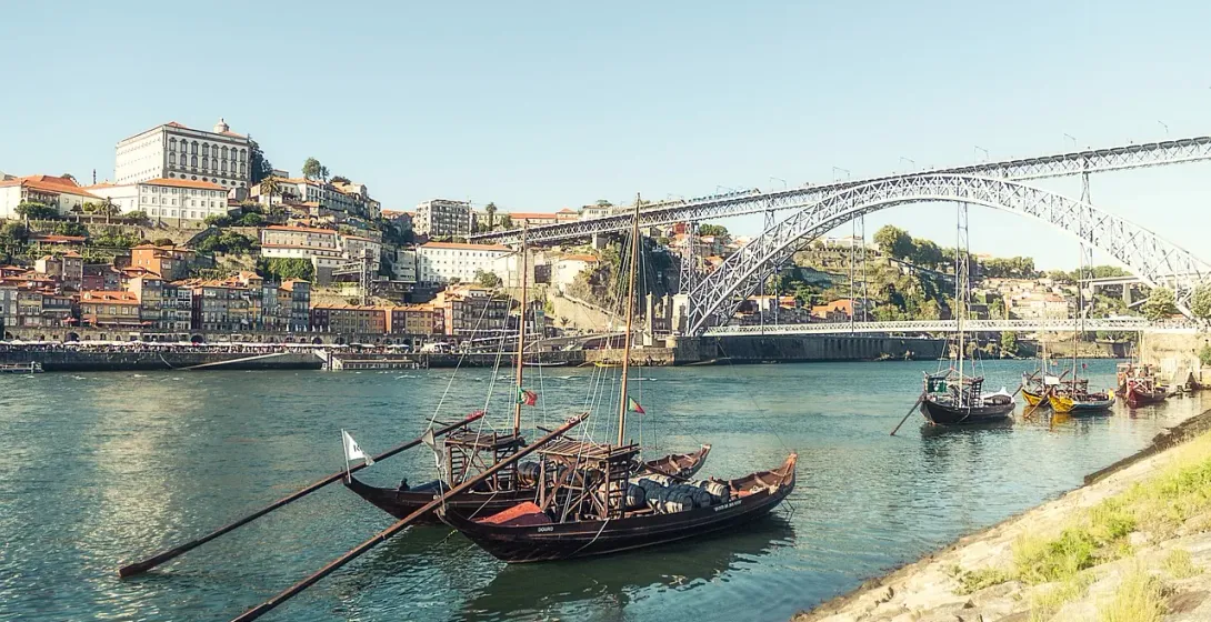 Barcos tradicionales rabelo en el río Duero en Oporto, Portugal, con el puente Dom Luís I al fondo.