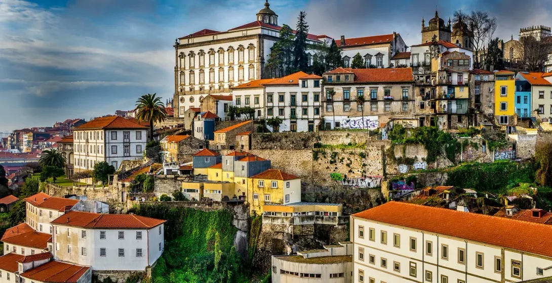 Edificios históricos de Oporto en una colina.