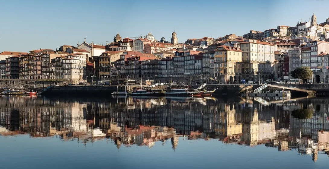 Impresionante reflejo del distrito de Ribeira de Oporto en el río Duero.