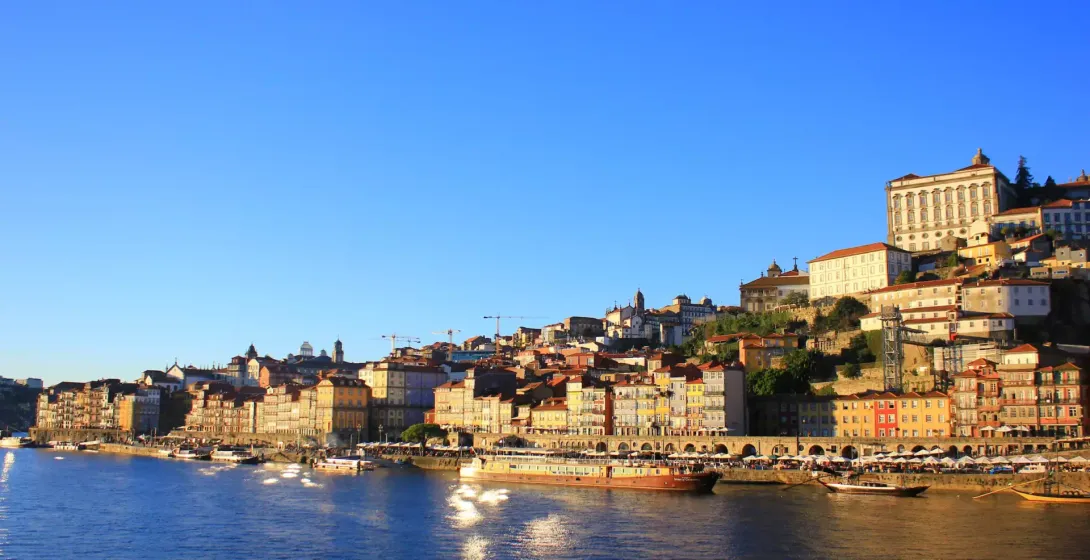 Vista panorámica del distrito de Ribeira de Oporto y el río Duero.