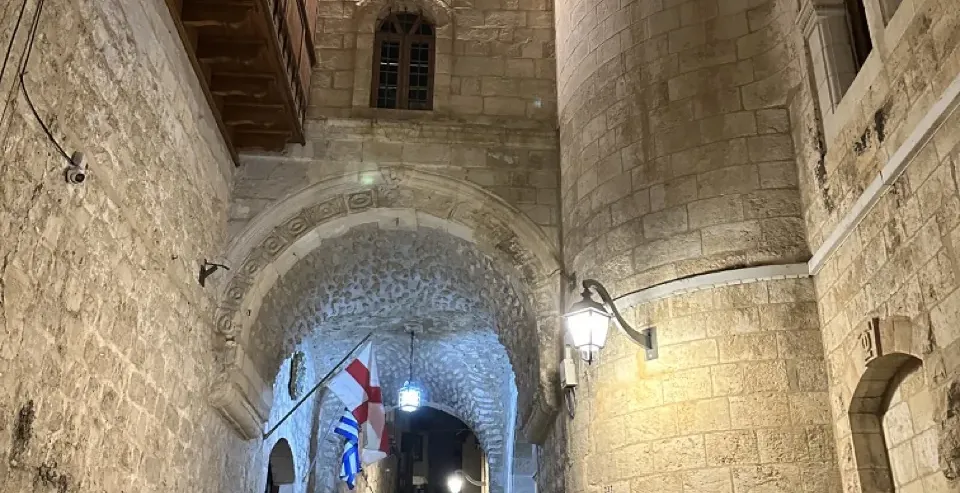 Explora las encantadoras calles nocturnas de la ciudad de Jerusalen.