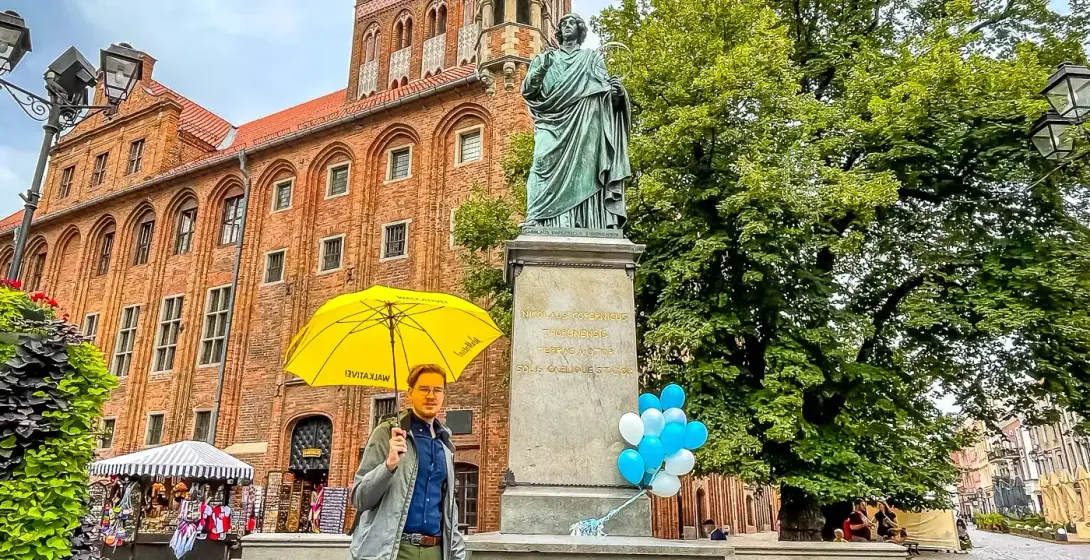 Explora el casco antiguo de Toruń: el majestuoso ayuntamiento y la estatua de Nicolás Copérnico.