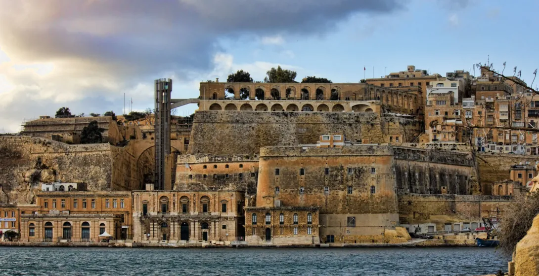 Histórico paseo marítimo de La Valeta en Malta, mostrando antiguas fortificaciones y edificios.