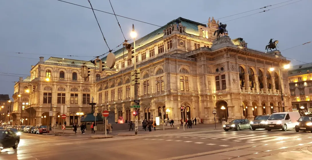 Wiedeńska Opera Państwowa o zmierzchu, piękny zabytek.