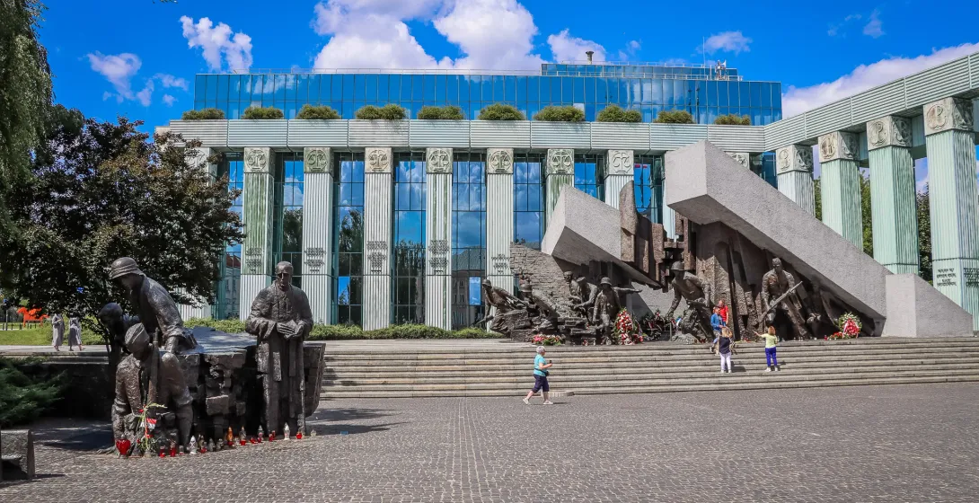 Turyści odwiedzają wzruszający Pomnik Bohaterów Getta Warszawskiego i Pałac Sprawiedliwości w Warszawie.