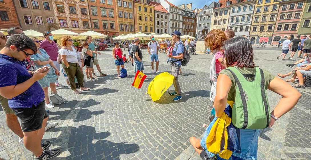 Grupa wycieczkowa na Rynku Starego Miasta w Warszawie.