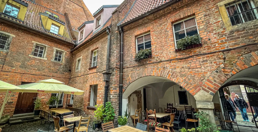 Charmanter Hofcafé in Wrocław, Deutschland.