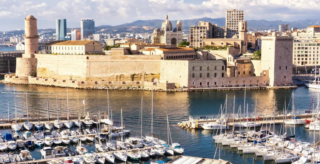 Vista panorámica del Puerto Viejo de Marsella con el Fuerte Saint-Jean, una torre de faro y numerosos barcos. Horizonte urban