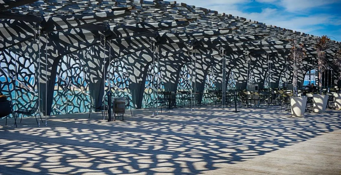 Terraza del MuCEM en Marsella con sombras de celosía.