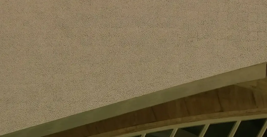 Geschwungene, moderne Betonarchitektur des Palau de les Arts in Valencia, mit großen 'U DE LES'-Buchstaben auf einem reflekti
