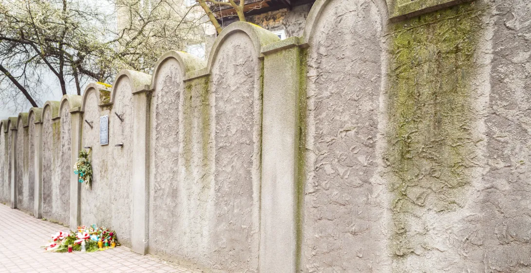 Remuh Friedhofsmauer in Krakau mit Blumen und Kerzen.