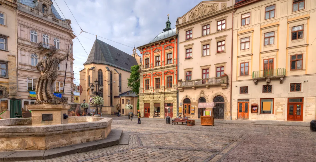 Rynek we Lwowie z fontanną Neptuna.