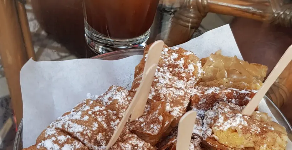 Disfruta de un delicioso Bougatsa y café helado en Atenas, Grecia.