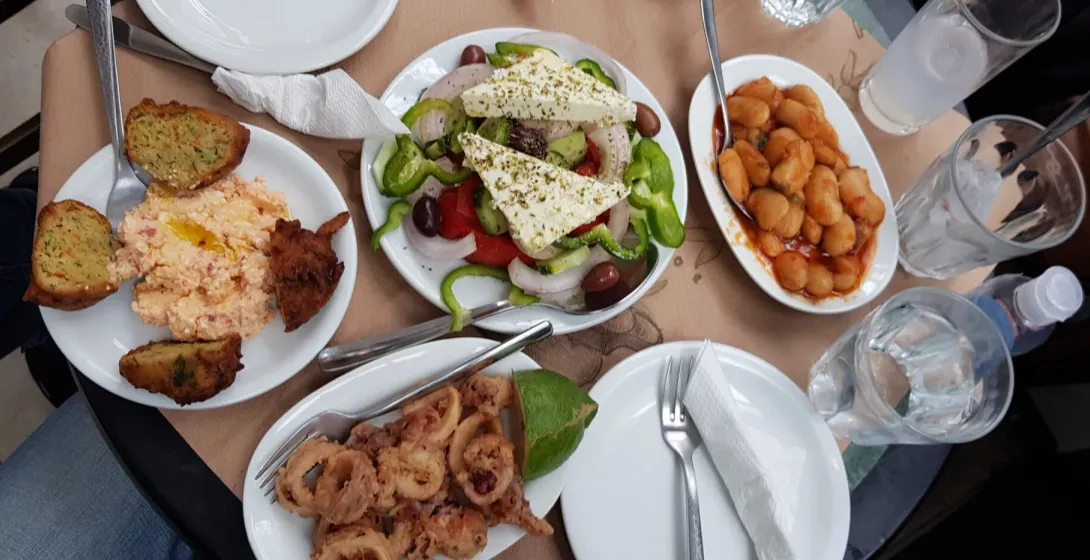 Deliciosa comida griega en una mesa en Atenas.