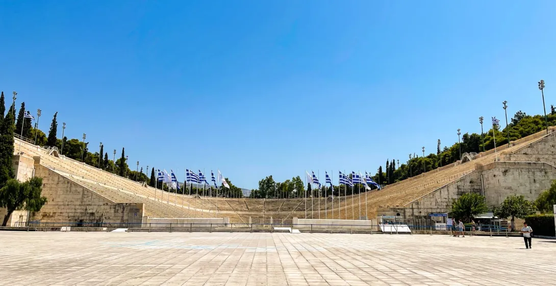 Das Panathinaiko-Stadion in Athen, Griechenland, ein beeindruckendes Marmorstadion unter klarem blauen Himmel.