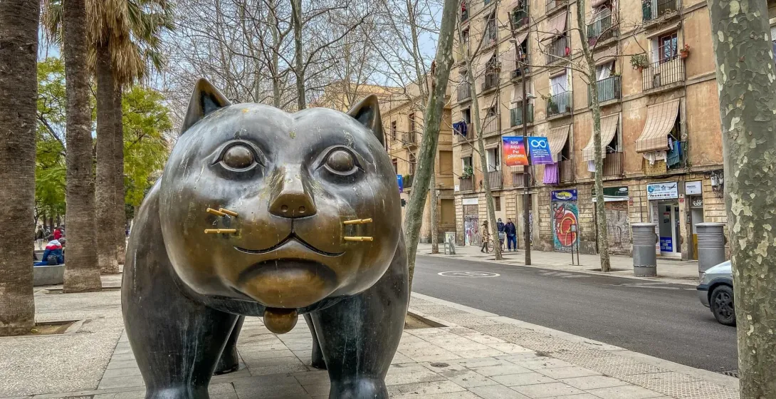 Brązowy posąg kota w El Raval, Barcelona.