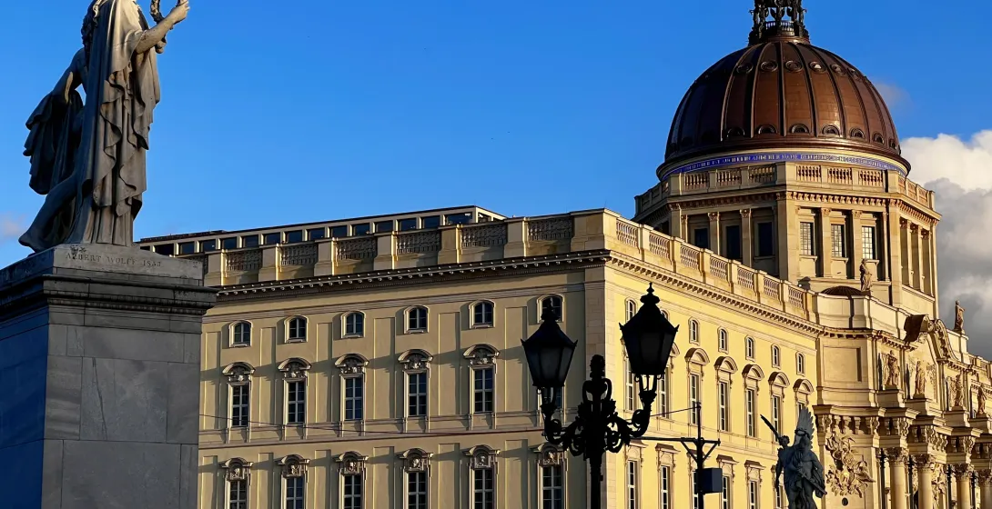 Posągi i wspaniały budynek z miedzianą kopułą w Berlinie, Niemcy.