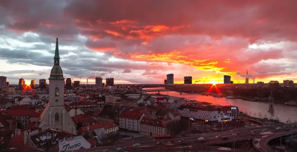 Oszałamiający zachód słońca nad Bratysławą na Słowacji, prezentujący panoramę miasta i katedrę św. Marcina.