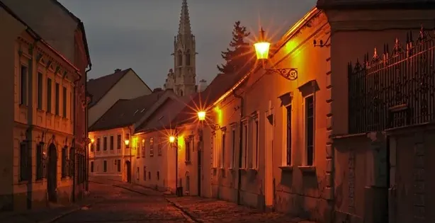 Mrożąca krew w żyłach wycieczka po Bratysławie: Urocza brukowana uliczka nocą.