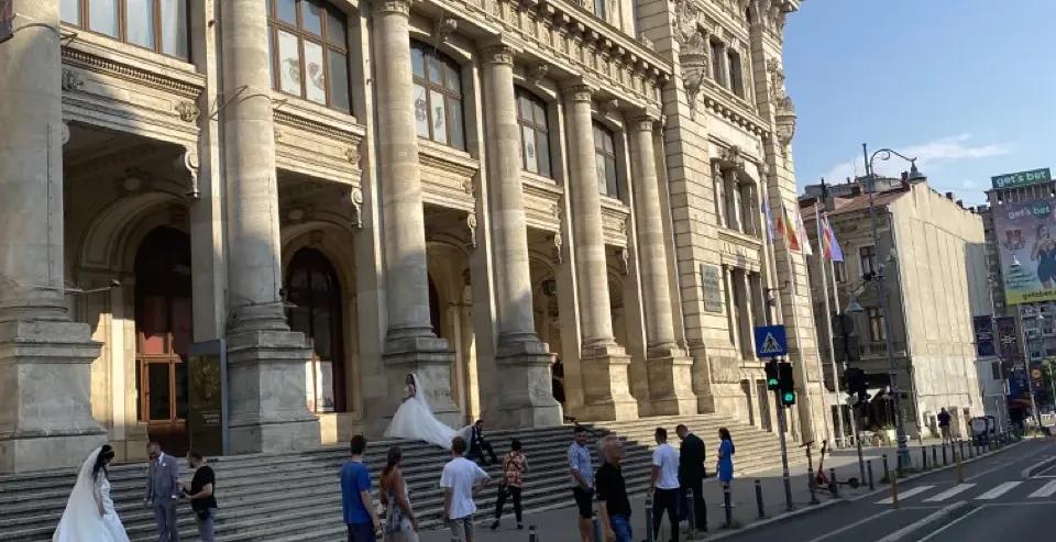 Sesión fotográfica de boda frente al Museo Nacional de Historia de Rumania en Bucarest.